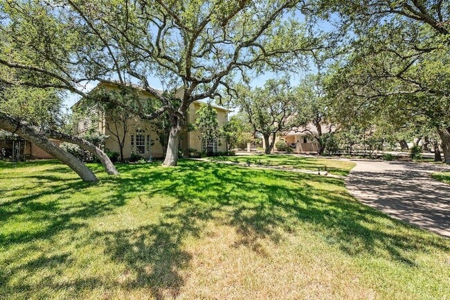 Building Photo - 1207 Lakeway Dr