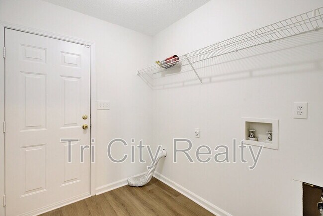 Building Photo - 110 York Ln