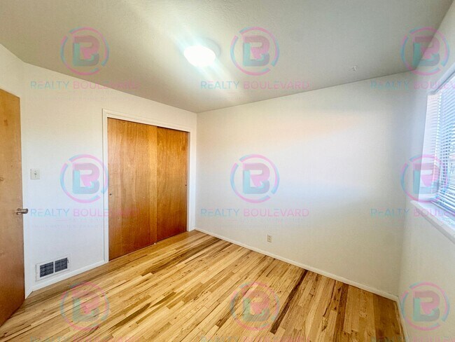 Building Photo - Delightful One-Bedroom + Office Near Idlewild Park