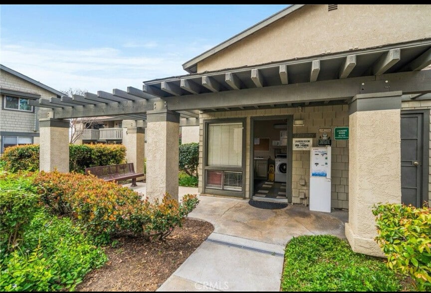 Building Photo - 960 E Bonita Ave