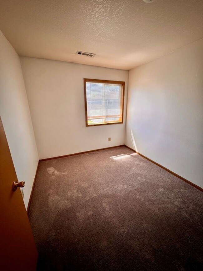 Building Photo - 3 Bedroom 1.5 Bathroom 4plex