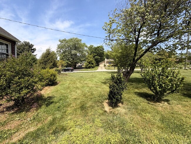 Building Photo - Hilltop Charm in Floyds Knobs – Spacious All-Brick Beauty with Room to Grow!