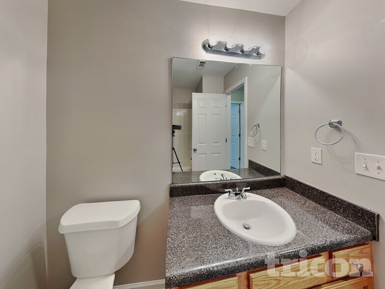 Building Photo - 640 Fairgreen Trail