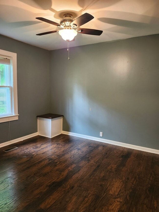 Building Photo - 2 Bedroom 1 Bath home near Stuart Heights ...