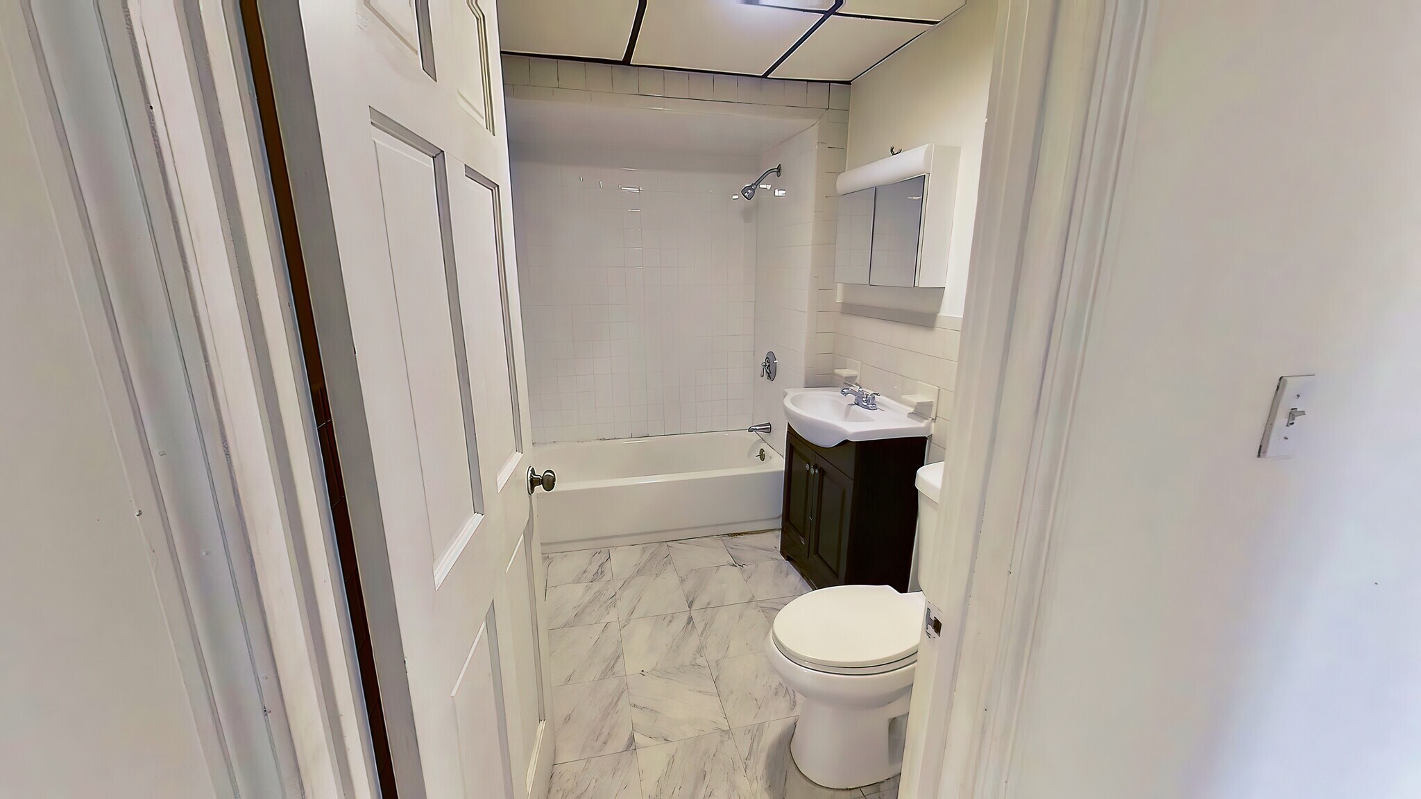 Bathroom - 29 Glenwood Sq