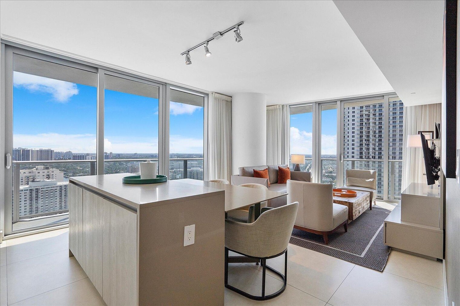 Building Photo - 4011 S Ocean Dr