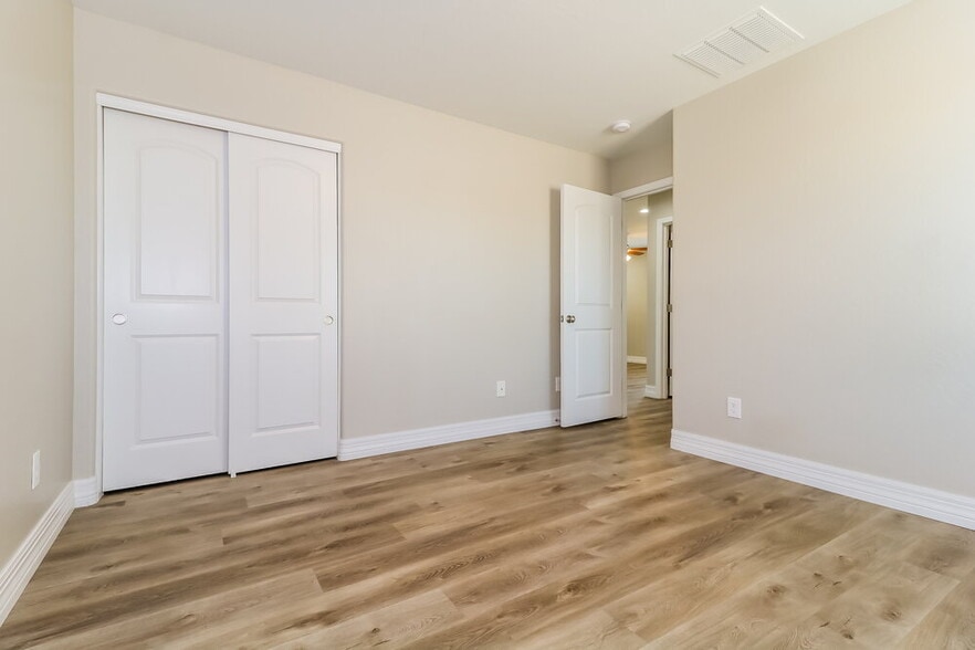 Building Photo - 6522 S 47th Ln