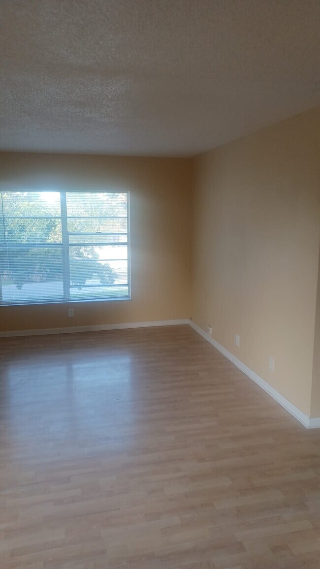 Building Photo - 401 SW 13th Pl