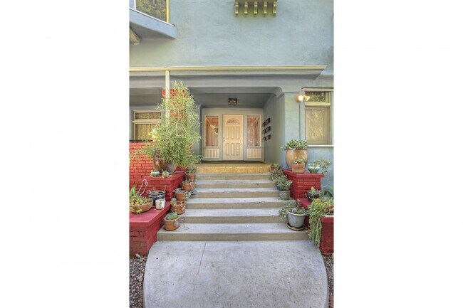 Building Photo - 230 N Bonnie Brae St