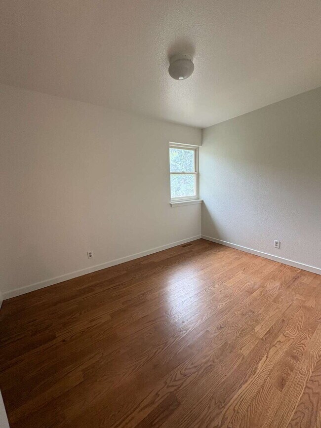 Building Photo - 3 bedroom townhouse