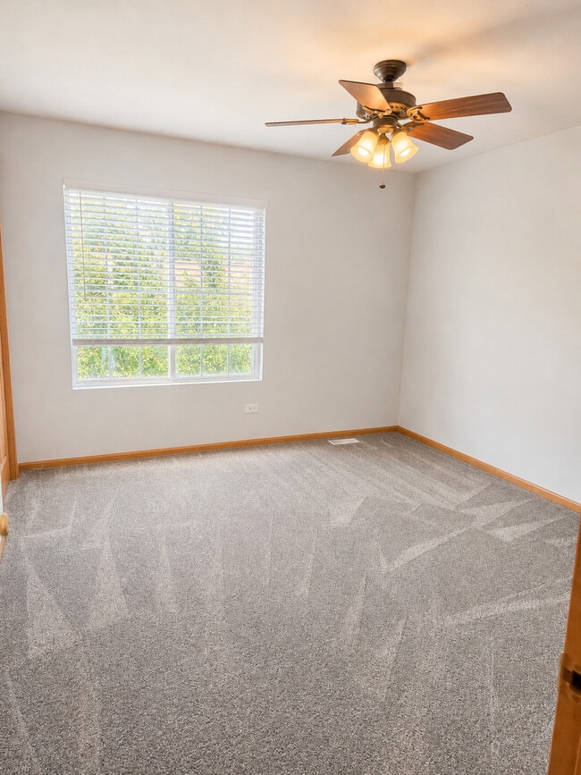 Building Photo - 1462 Glen Ellyn Rd