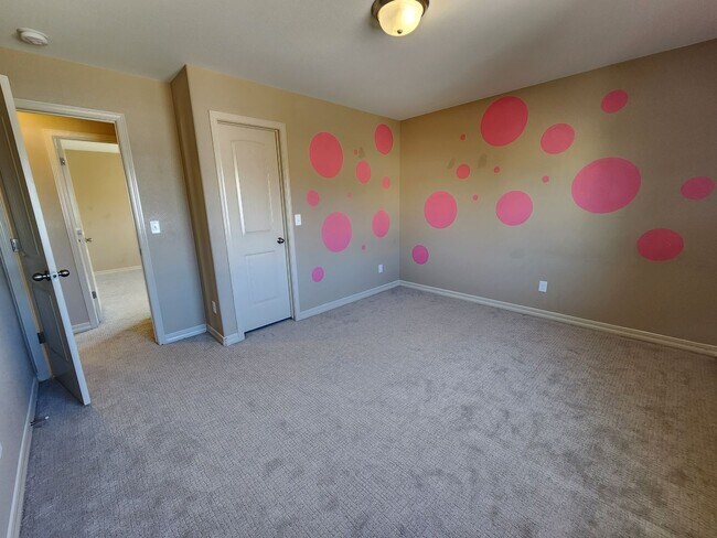 Building Photo - Stunning 4 Bed 3 Bath Home Near Peterson A...