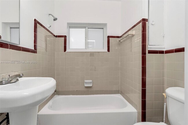 Building Photo - 634 SW 10th St