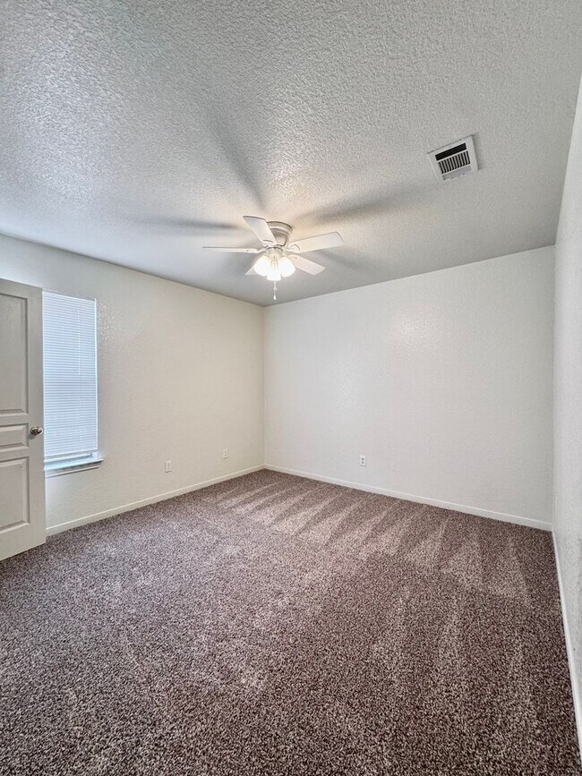 Building Photo - 5603 Golden Dr