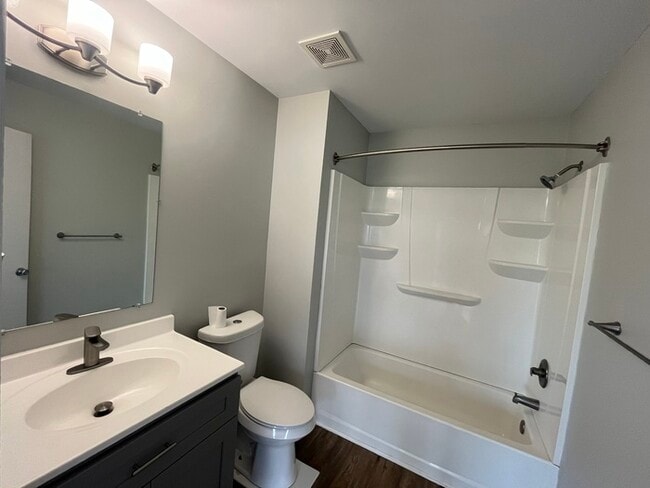 Building Photo - 3-Bedroom Townhome