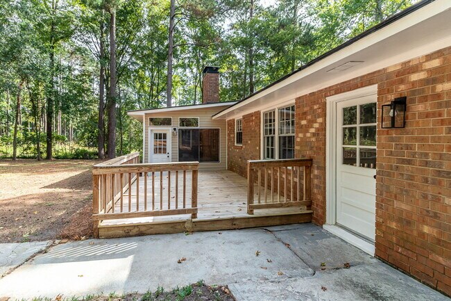 Building Photo - 4375 Lake Idylwilde Dr