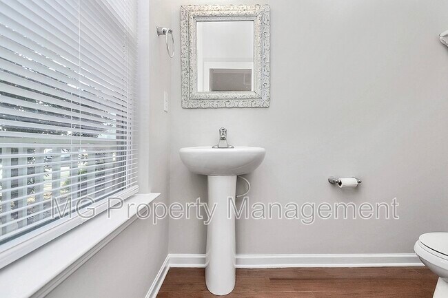 Building Photo - 8116 Dumphries Dr