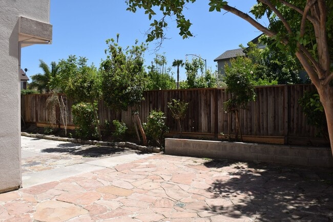 Building Photo - Spacious 5-Bedroom Home for Rent