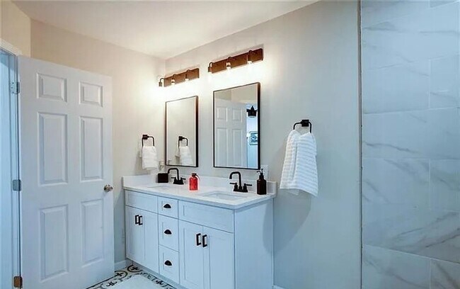 Building Photo - Elegant 3 BD 2.5 BA Home Offering Luxury Living in the Heart of Atlanta