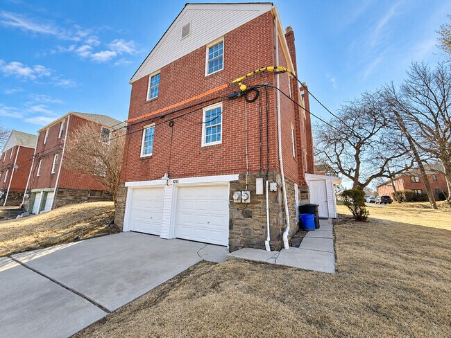Building Photo - 4245 Valley Rd