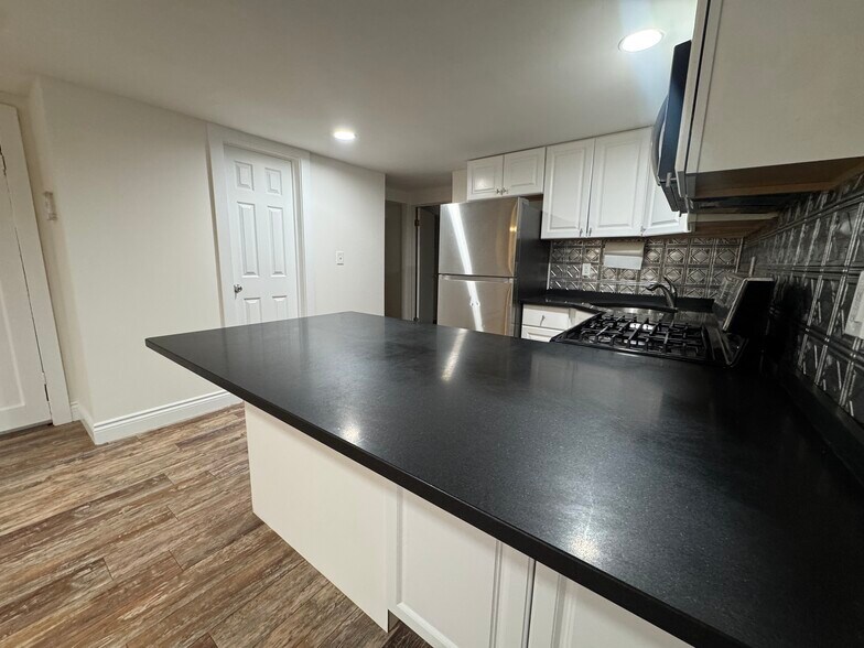 Building Photo - 194 Hall St