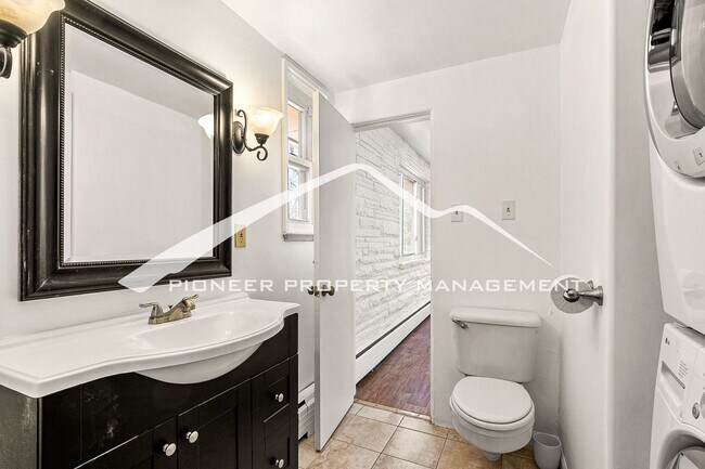 Building Photo - Spacious Home with Fenced Yard and Washer/Dryer