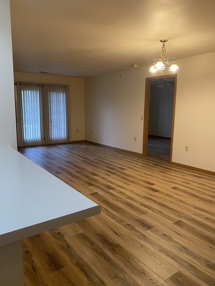 1BR, 1BA N - 780SF - 6110 Century Ave