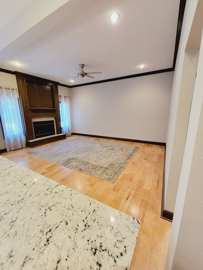 Building Photo - Spacious & Unique in Twin Oaks, Southwest Springfield