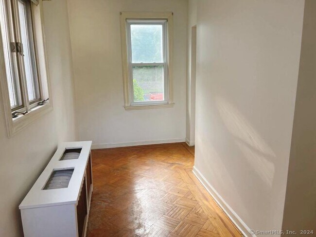 Building Photo - 547 Savin Ave