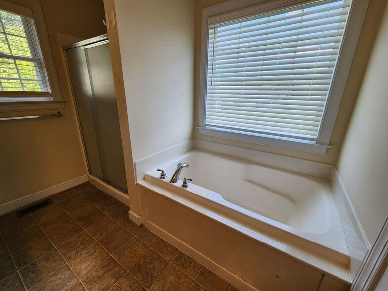 Building Photo - 312 Abbey Ct