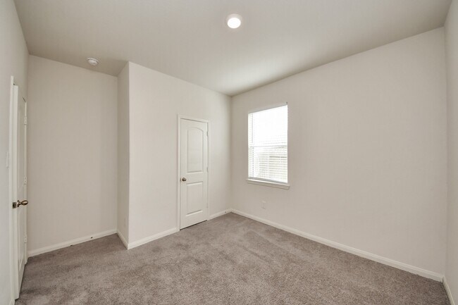 Building Photo - 305 Wayne County Dr