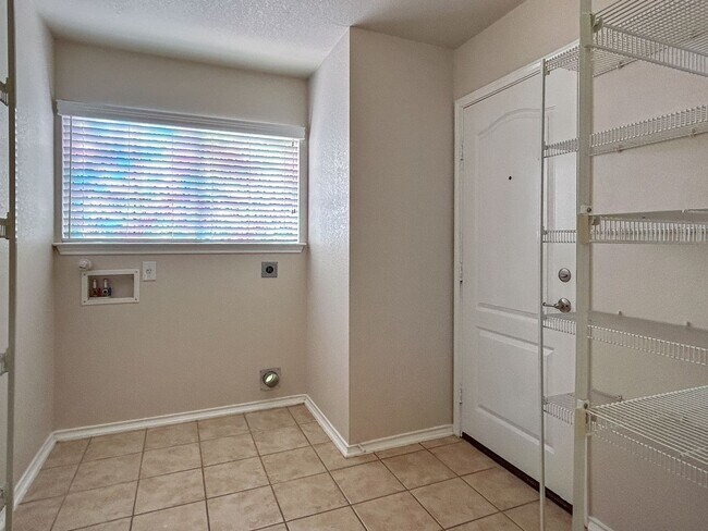 Building Photo - Spacious 4-Bedroom Home Near 1604 & Hwy 90