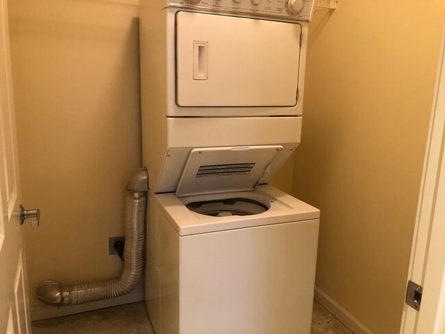 Building Photo - Updated Condo with Parking for One, Great Location and Communal Roof-top Deck!!