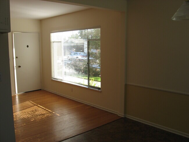 Building Photo - 1802 Oak St