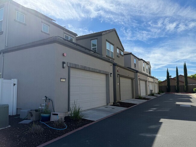 Building Photo - Pre-Lease Now for July 2026 Move-In – Stylish 3BR Townhome in Gated West Sacramento Community