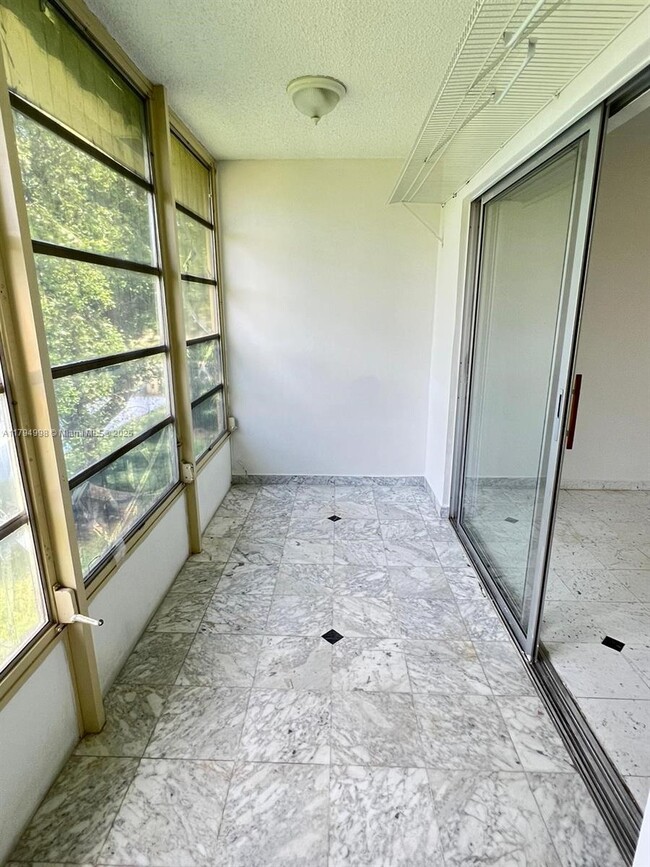 Building Photo - 20200 NE 29th Ct