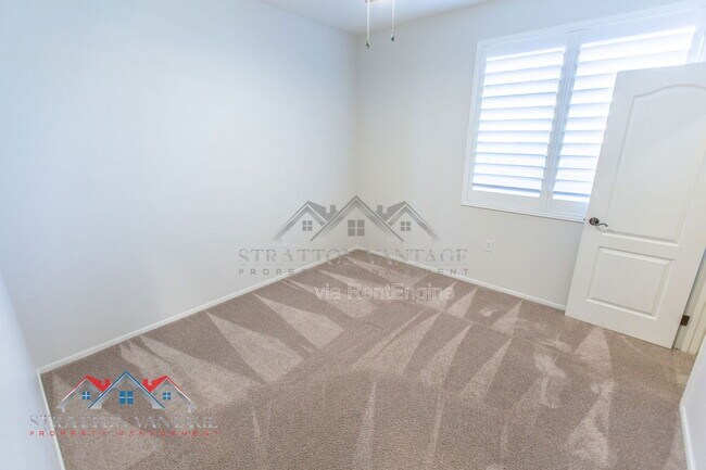 Building Photo - 661 E Julian Dr