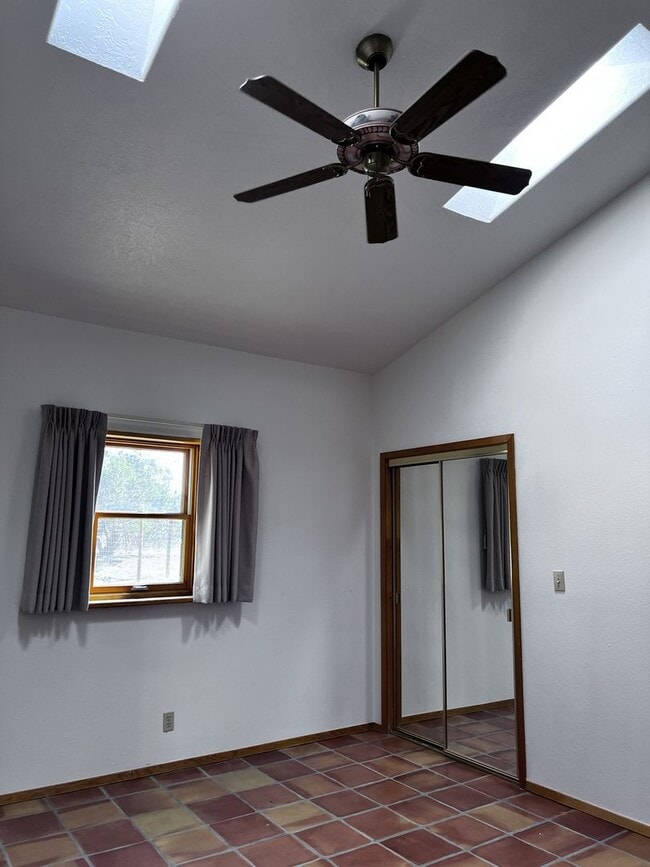 Building Photo - 5 Oriente Ct