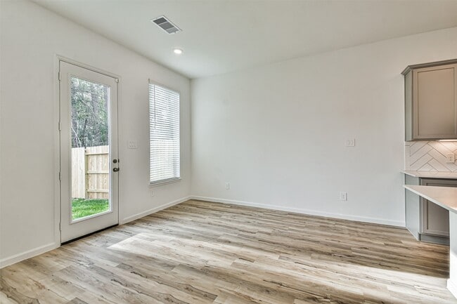 Building Photo - 678 Royal Arch Dr
