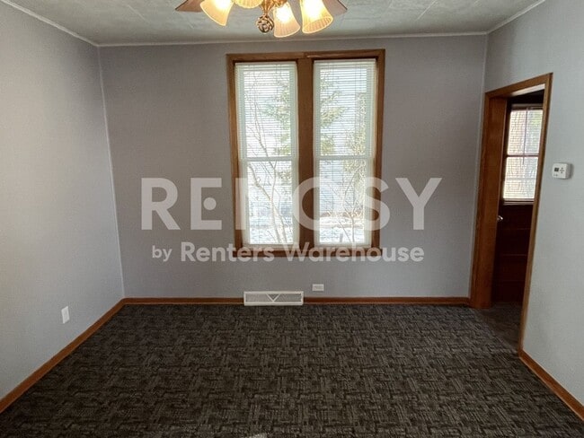 Building Photo - 4BD/2BA in Newport Available Now!