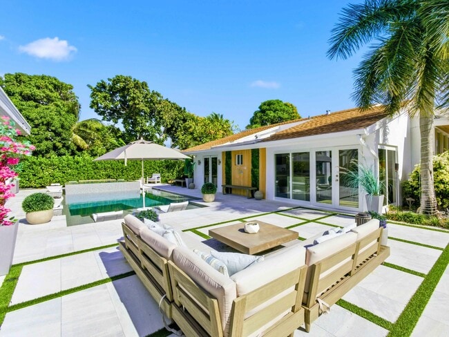 Building Photo - 2210 NE 3rd Ave