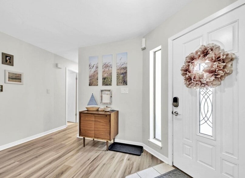 Entry - 321 Woodham Ct