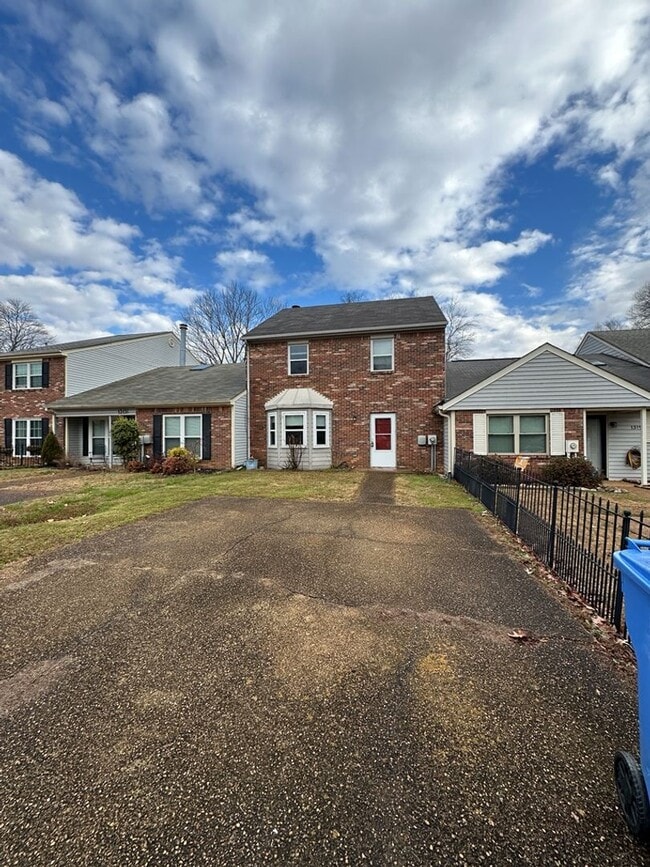 Building Photo - 3 Bedroom Townhome in Hixson! Pet-friendly!