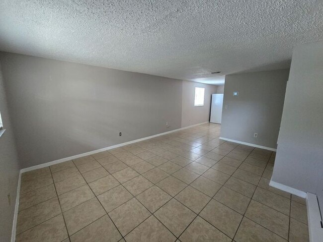 Building Photo - Affordable 2/1 Duplex Available Immediately!! Near I-4!