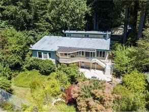 Building Photo - Large Shop Perfect for a home based business, plus 136 feet of waterfront.