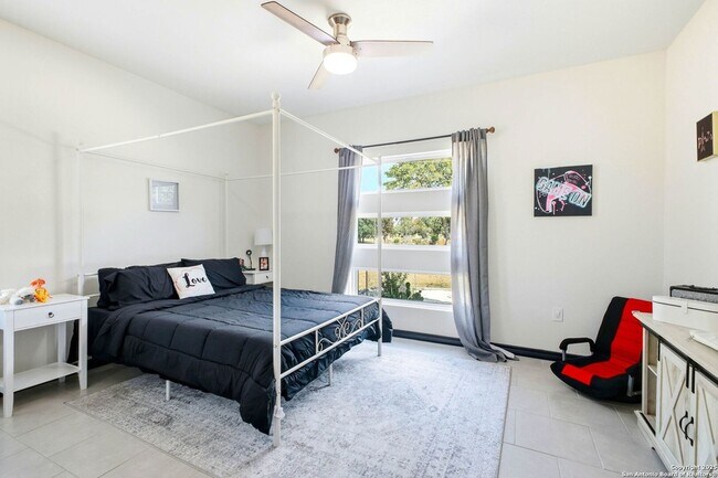 Building Photo - 418 Tawny Oak Cir