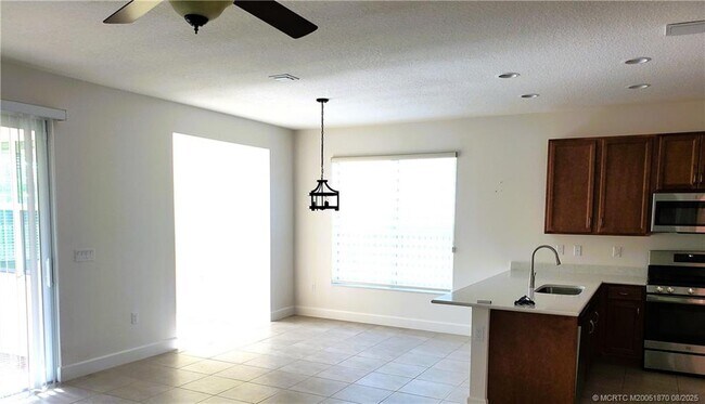 Building Photo - 11681 SW Oceanus Blvd
