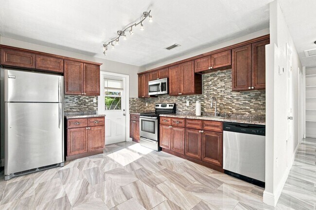 Building Photo - 2267 Robinhood Dr