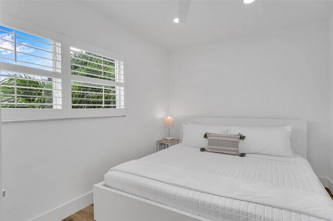 Building Photo - 1824 S Ocean Dr