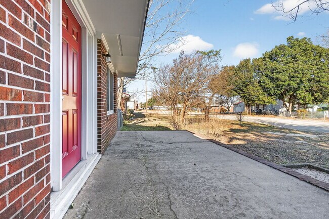 Building Photo - Spacious 5-Bedroom Retreat with 2.5 Baths in Saint Pauls – Your Dream Home Awaits!